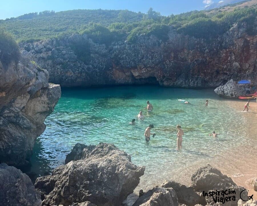 Cala Akuarium cerca de Himarë con agua transparente como un acuario