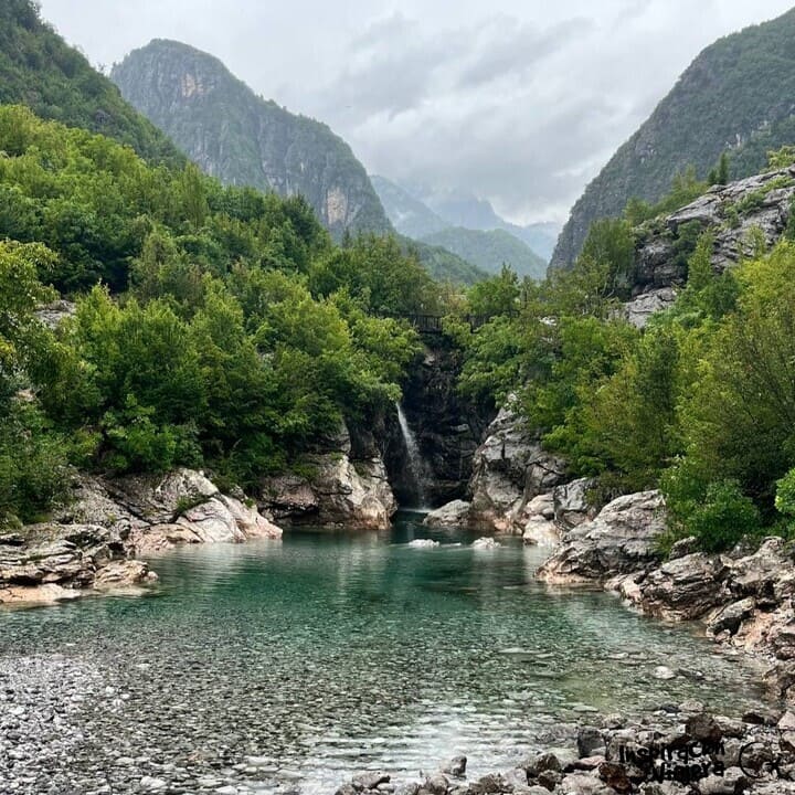 Camino al Blue Eye de Albania