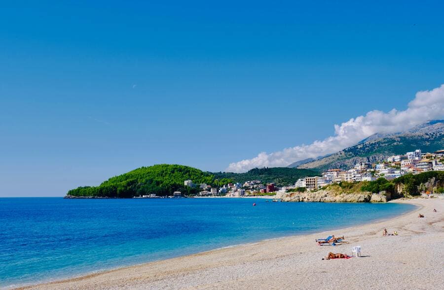 Vista general de la playa de Himarë en la Riviera de Albania