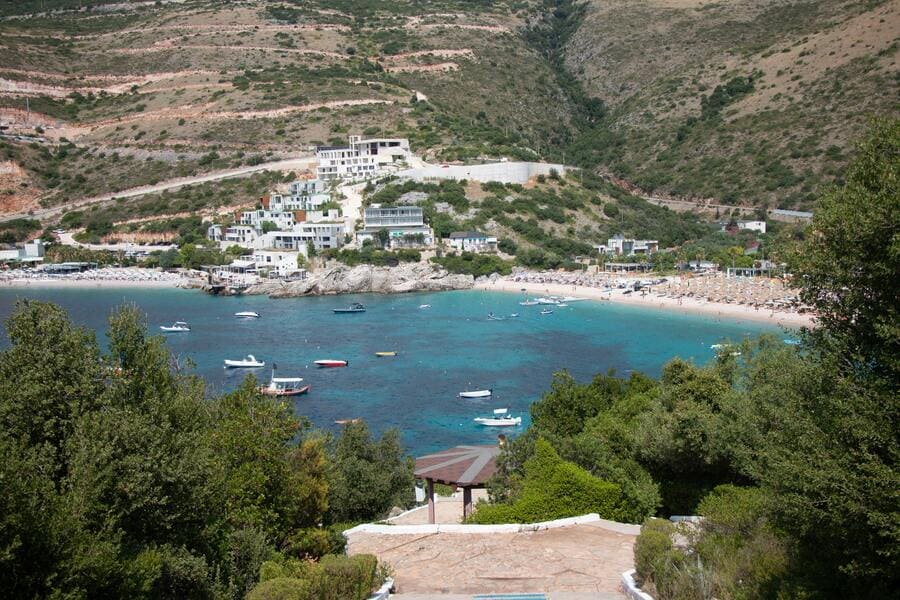 Agua cristalina y hamacas en Jale Beach, Riviera Albanesa