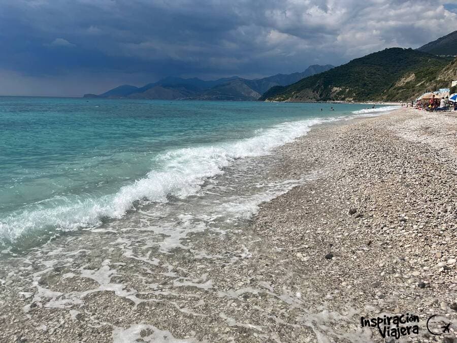 Agua cristalina en la playa de Lukovë, Albania