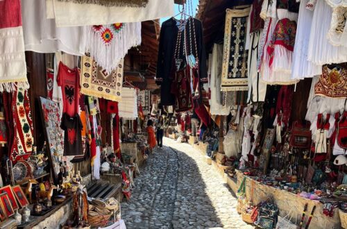 Qué ver en Krujë: Bazar y castillo