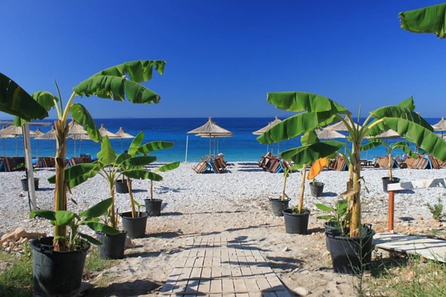 Vista panorámica de Dhërmi Beach en la Riviera Albanesa
