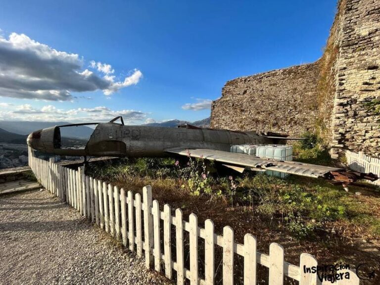 Museo de armas y avión estadounidense en el castillo de Gjirokastra