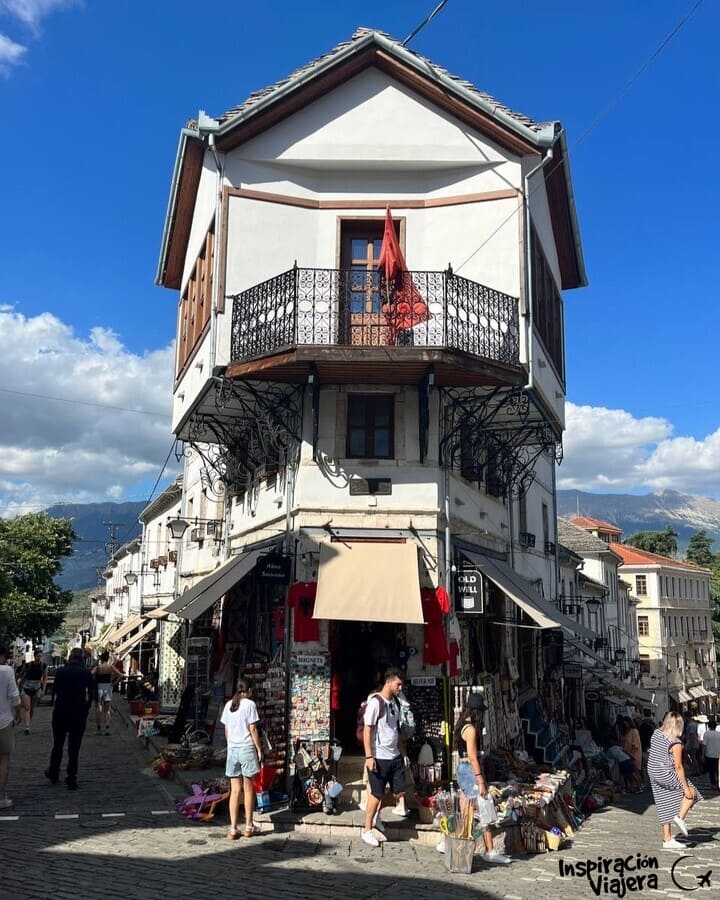 Calles empedradas del bazar de Gjirokastra con tiendas de artesanía