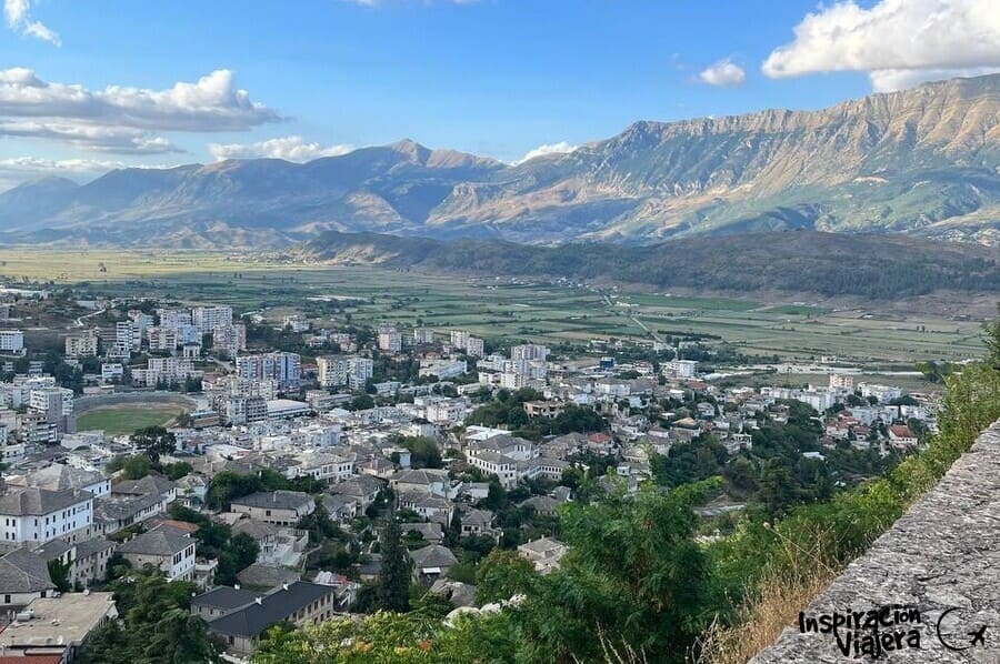 Vistas panorámicas del valle del Drino desde el castillo de Gjirokastra