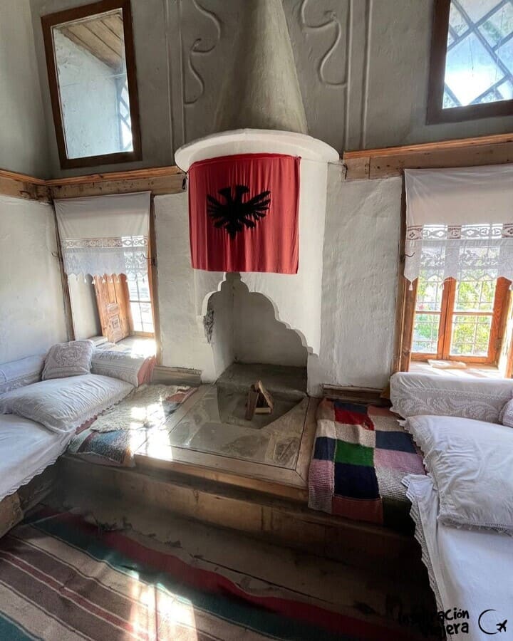 Habitación original de la Casa Skenduli en Gjirokastra Albania