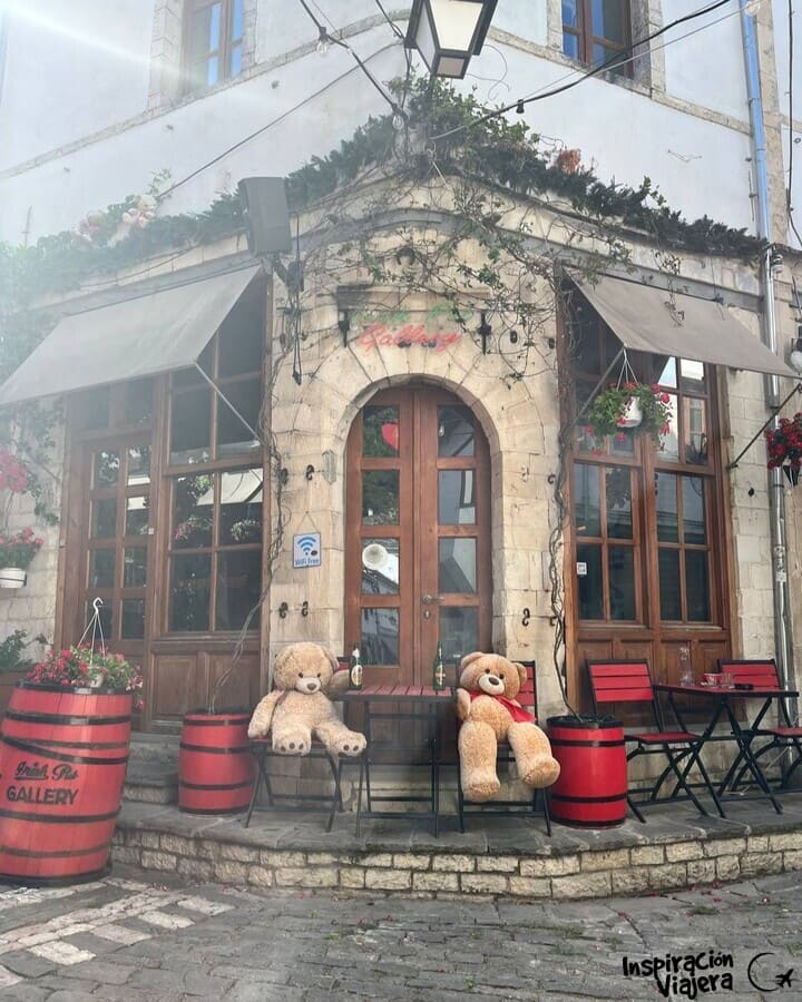 Terraza del Gallery Irish Pub en Gjirokastra decorada con ositos de peluche