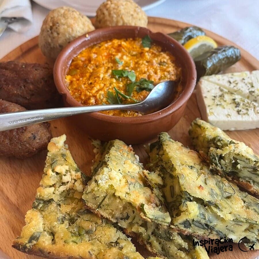 Comida típica de Gjirokastra: qifqi y aperitivos locales