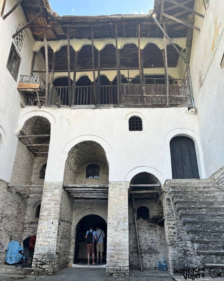 Interior de la Casa Skenduli en Gjirokastra, casa otomana tradicional