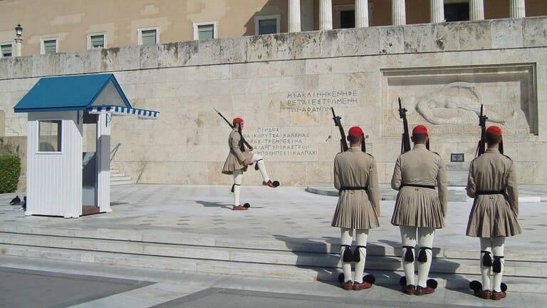Cambio de guardia en Parlamento de Atenas