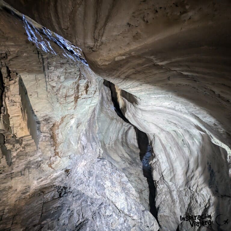 Interior de las cataratas de Trümmelbach