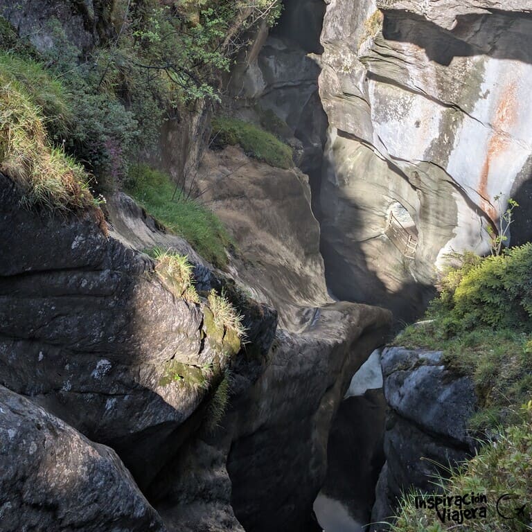 Interior de las cataratas de Trümmelbach desde arriba
