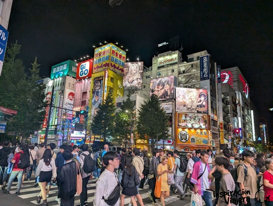Cruce principal de Akihabara lleno de gente y edificios iluminados, Tokio de noche