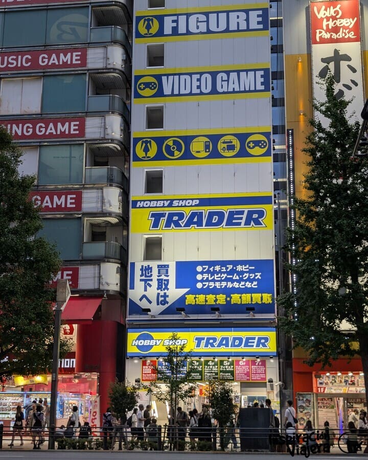 TRADER Akihabara tienda de figuras y videojuegos en Tokio