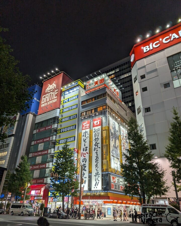 Taito Station arcade de Akihabara iluminado por la noche, Tokio.