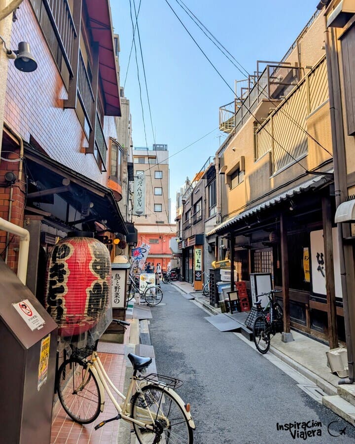 Callejón con farol rojo y restaurantes tradicionales en Asakusa, Tokio