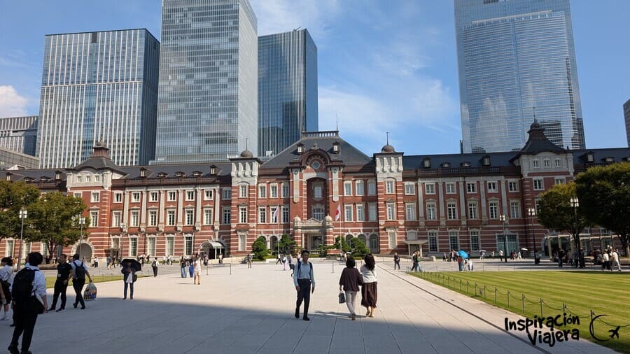 Fachada principal de la Estación de Tokio con su arquitectura de ladrillo rojo y cúpulas clásicas en pleno distrito de Marunouchi