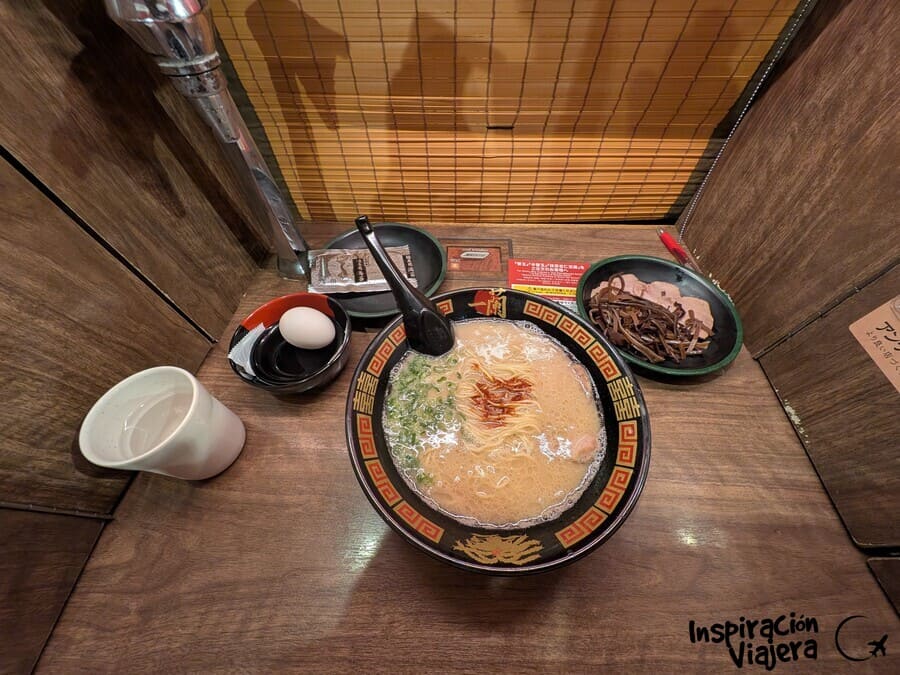 Ramen de Ichiran en una cabina individual del local de Shibuya, Tokio.