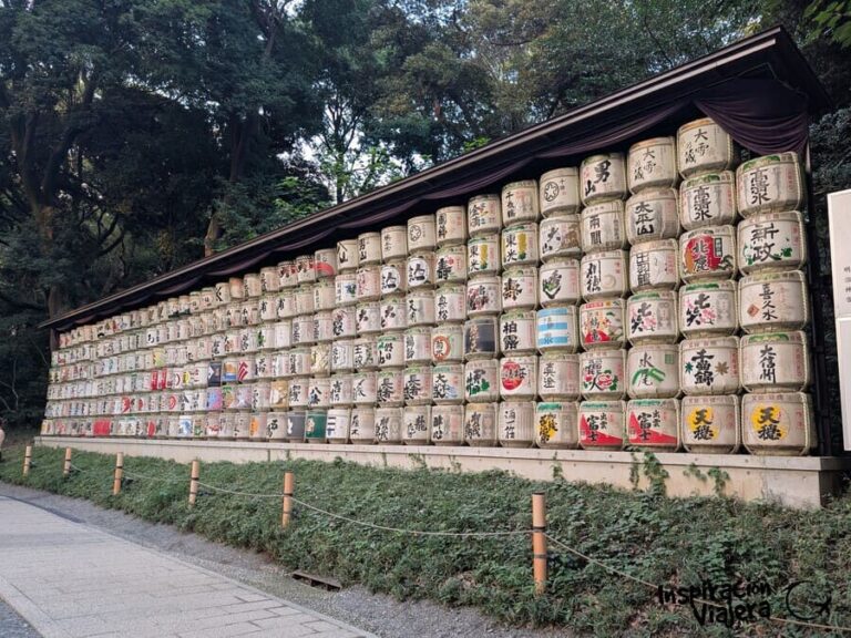 Fila de barriles de sake decorativos ofrecidos al emperador Meiji en el Santuario Meiji Jingu de Tokio