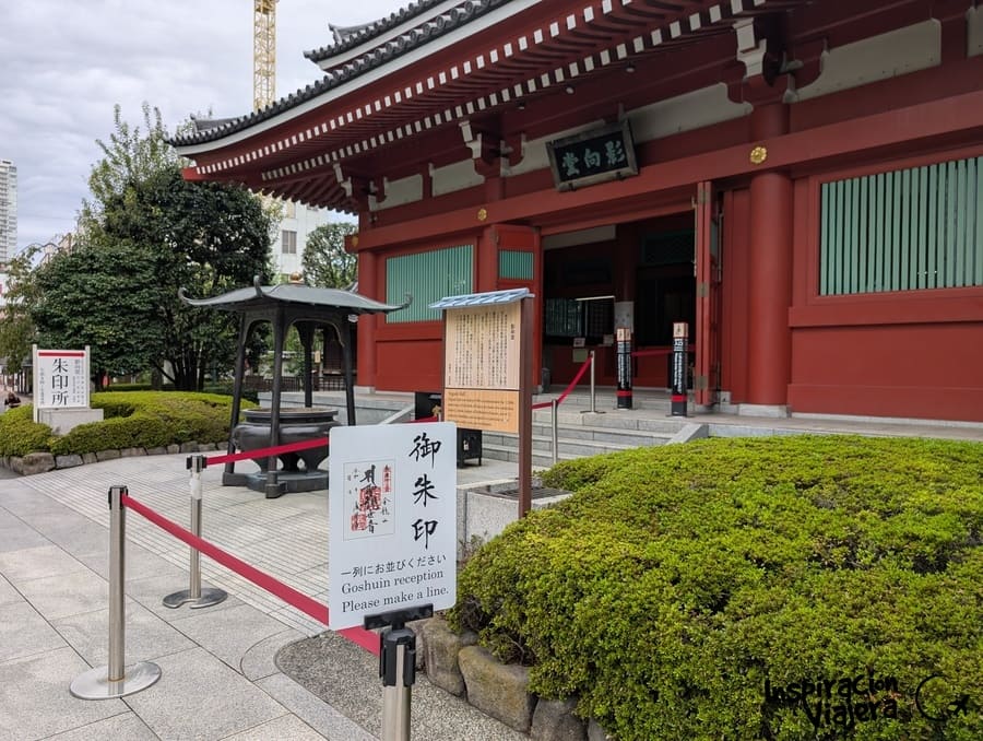 Recepción de goshuin en el Yogodō Hall del Sensō-ji, Asakusa.