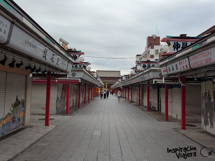 Nakamise-dōri cerrada al amanecer camino del Sensō-ji, Tokio.