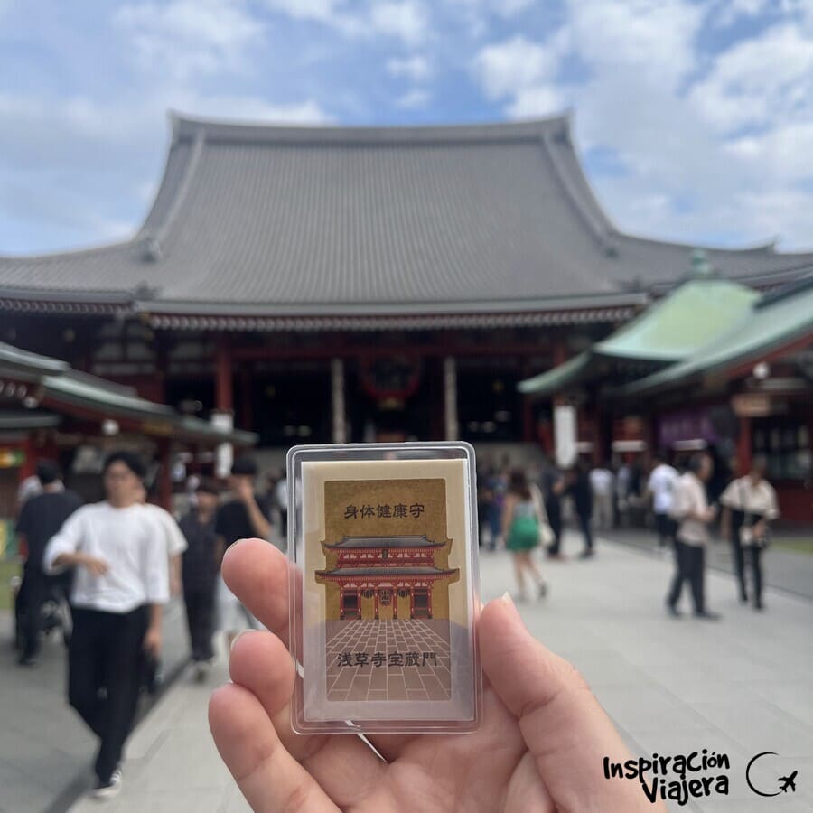 Omamori del Sensō-ji sostenido frente al salón principal en Asakusa.