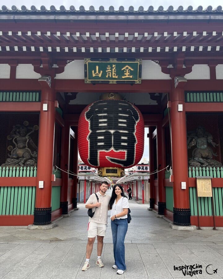 Puerta Kaminarimon del Sensō-ji a primera hora, Asakusa, Tokio.
