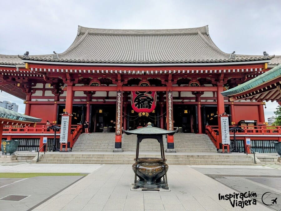Salón Principal (Kannondō) del Sensō-ji con linterna e incensario.