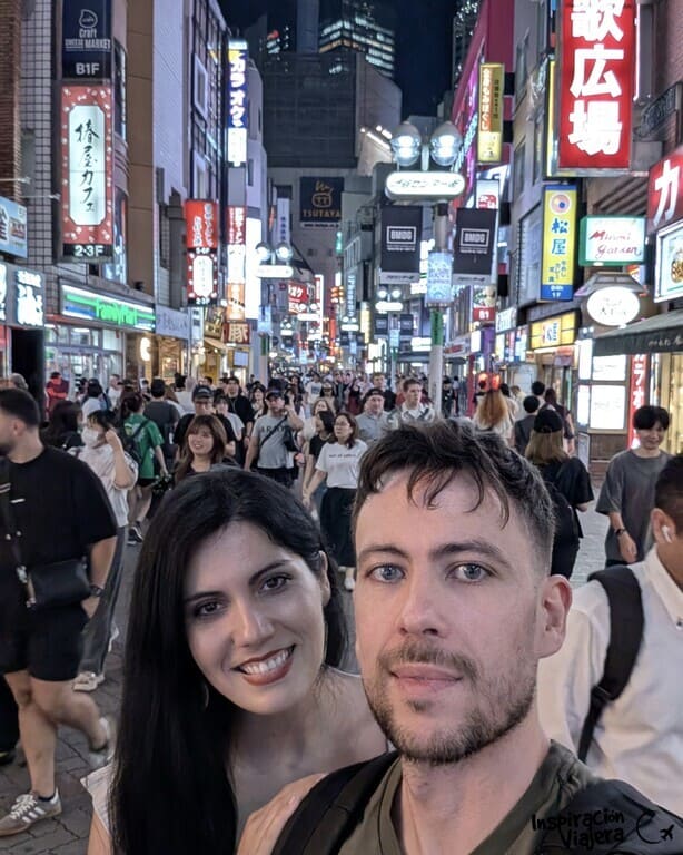 Paseo nocturno por las calles iluminadas de Shibuya en Tokio