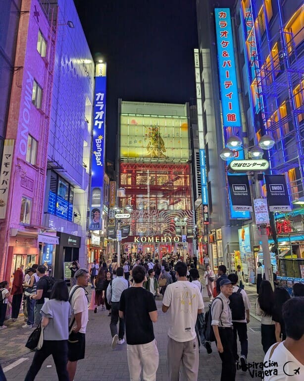 Calles iluminadas de Shibuya en Tokio con carteles de neón y tiendas