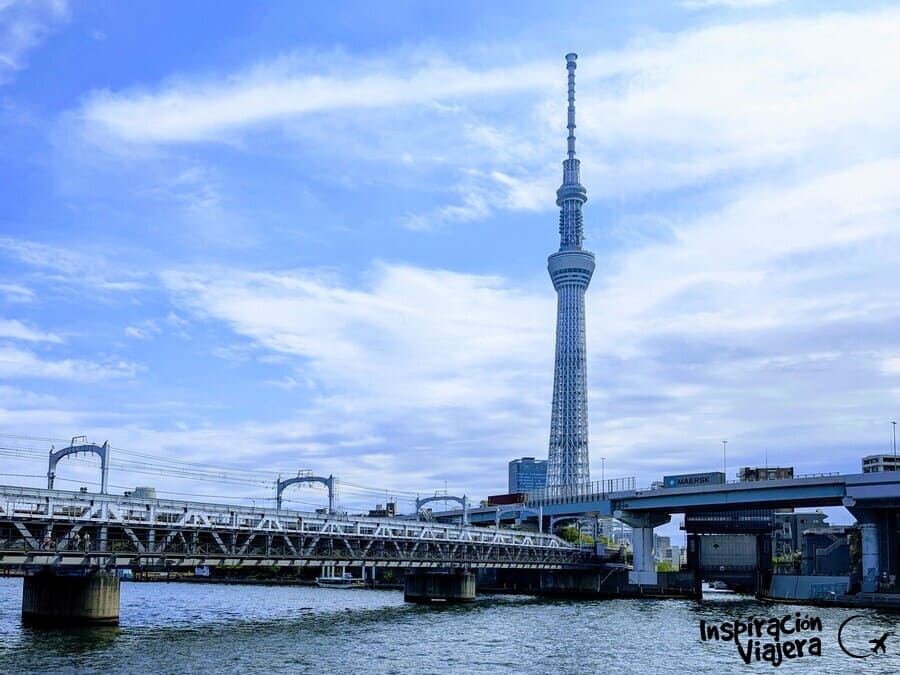 Tokyo Skytree y puente del tren sobre el río Sumida desde Sumida Park, Tokio.