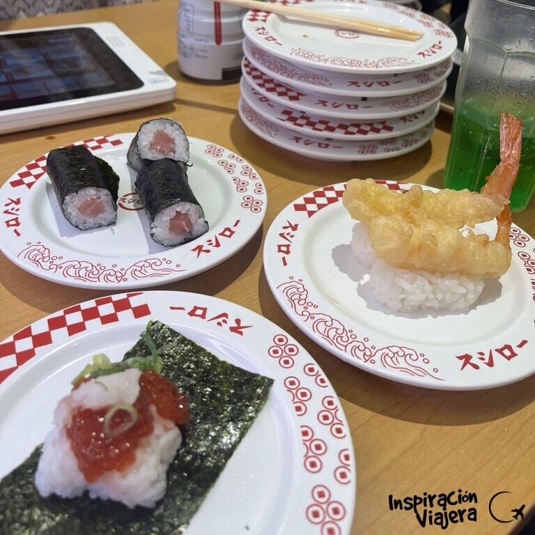 Restaurante sushi de cinta en Tokio