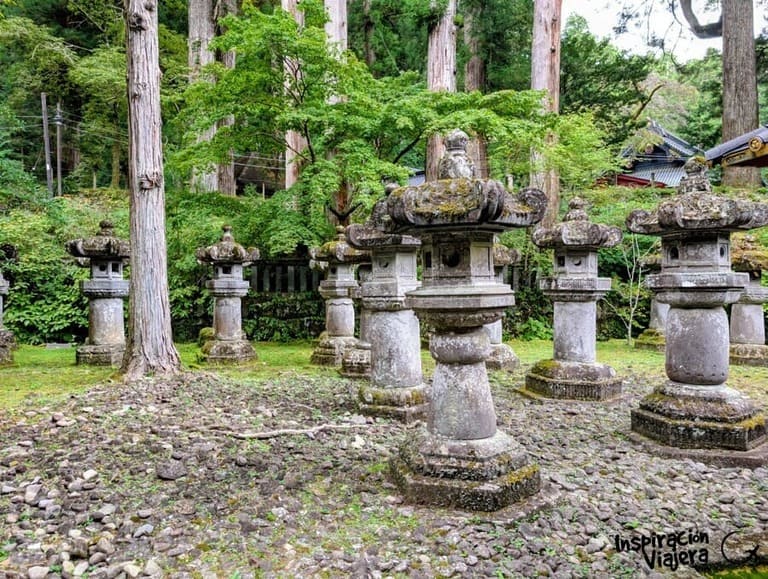 Grupo de linternas de piedra en el bosque del santuario en Nikko
