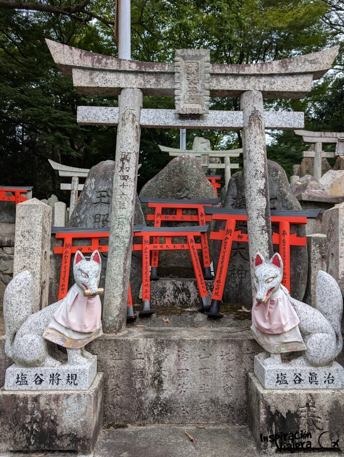 Piedras Otsuka custodiadas por los kitsune en Fushimi Inari