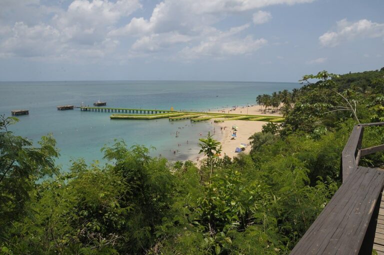 Vista panorámica de la playa Crash Boat en Puerto Rico y sus muelles de rescate antes del paso del huracán María.