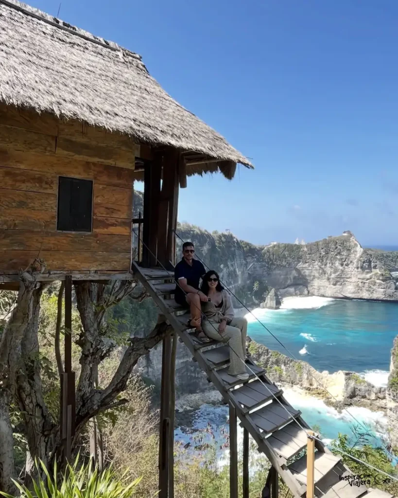 Casita del árbol frente a los acantilados de Nusa Penida