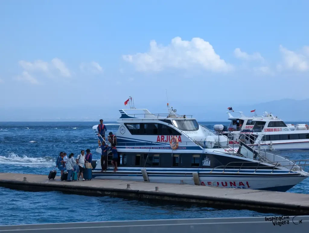 Barco rápido a Nusa Penida en el puerto de Sanur