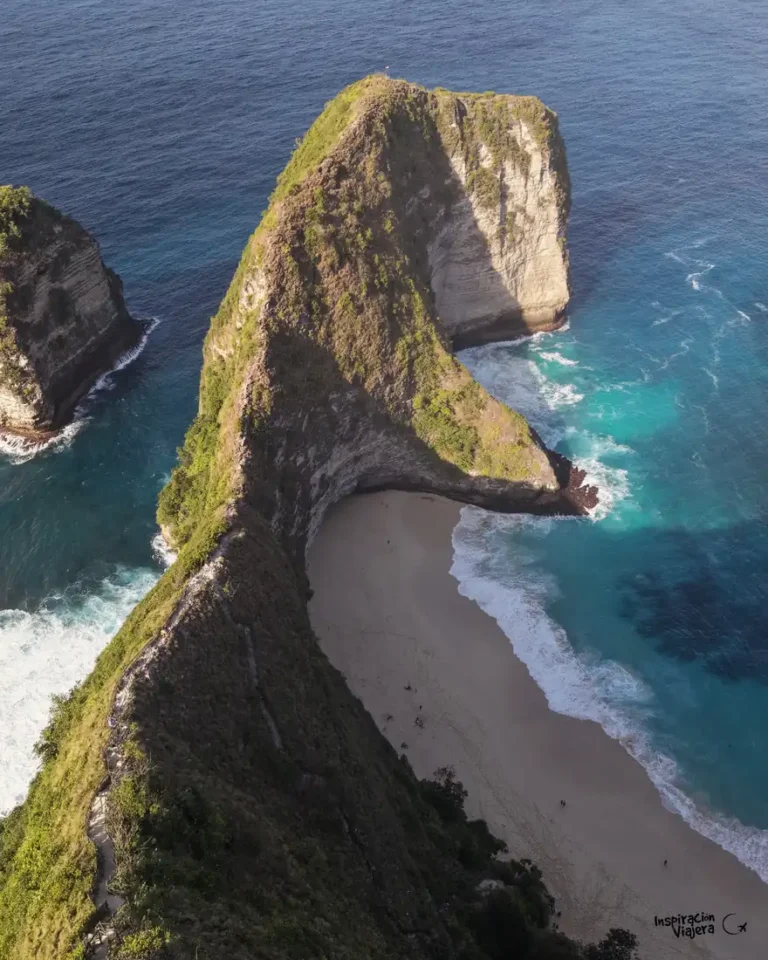 Escaleras de descenso a Kelingking Beach junto al acantilado
