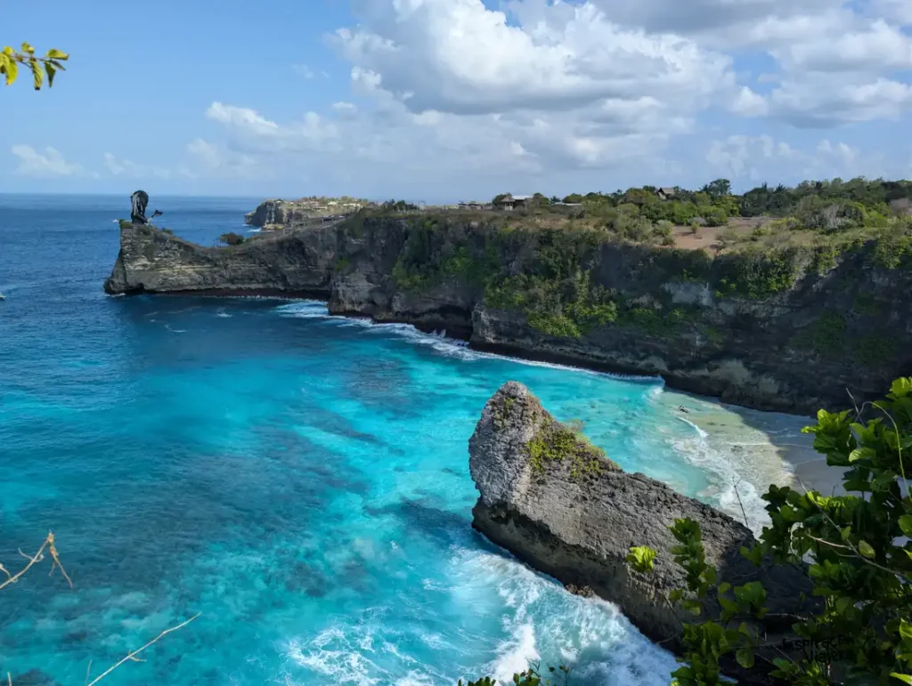 Acantilados y playa vistos desde el mirador de Korawa