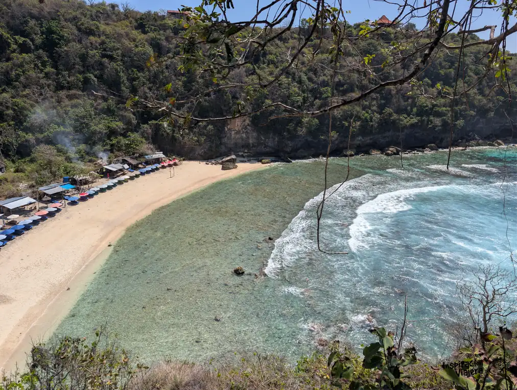 Playa de Atuh Beach vista desde las escaleras de acceso