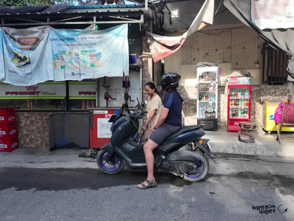 Surtidor de gasolina de manivela en Nusa Penida