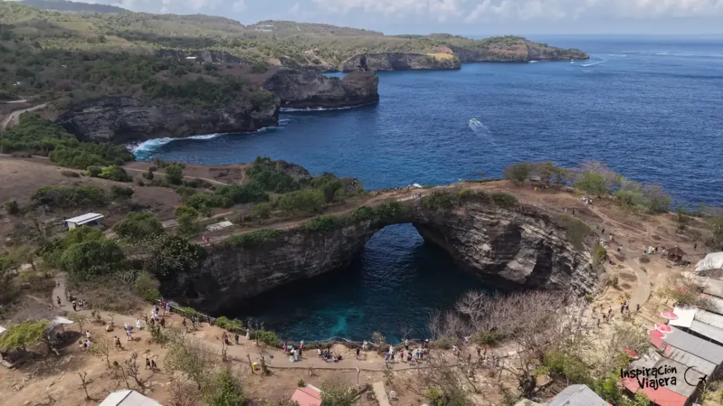 Arco natural de roca y cala de Broken Beach en Nusa Penida