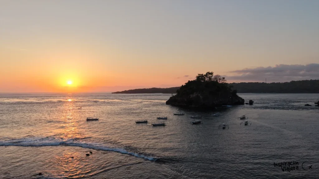 Puesta de sol desde Crystal Bay, en Nusa Penida